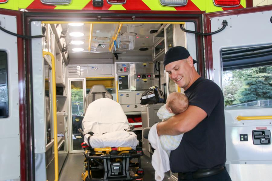 Paramedic Braun and Simon looking into ambulance