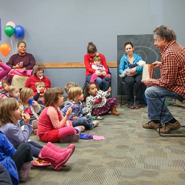 Mayor Soglin reads to children at Pinney Library