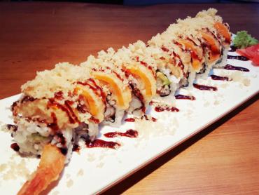 Sushi roll with "crunch"