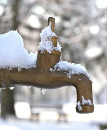 picture of outdoor faucet with snow on it 